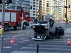Dachowanie po zderzeniu na Rondzie ONZ. Jedna osoba w szpitalu