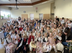 Młodzi recytatorzy pielęgnują gwarę Śląska Cieszyńskiego. XVIII konkurs „Tu sóm moji korzynie” w Pierśćcu za nami