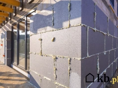 Grafitowy styropian miał być lepszy od białego. Na wielu budowach pojawia się jednak ten sam problem