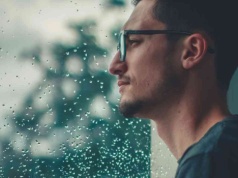 Utrata pracy zabiera nie tylko dochód. Zmienia człowieka od środka