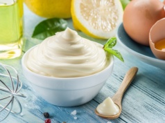 Uwielbiasz majonez? Może ci zaszkodzić. Unikaj go przy tych schorzeniach. Kto nie może jeść majonezu?