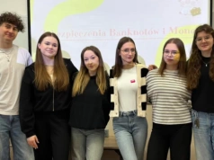 Uczniowie z Siedlec uczą dzieci finansów. „Lekcje z Panem Pieniążkiem” w Ekonomiku