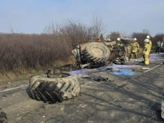 Zderzenie busa z ciągnikiem. Ursus rozpadł się na części