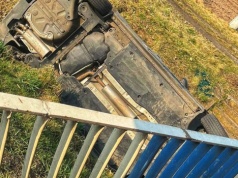 Wjechała do rowu przy moście (ZDJĘCIA)