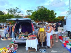 Starówka szuka życia. Rusza wyprzedaż prosto z samochodów