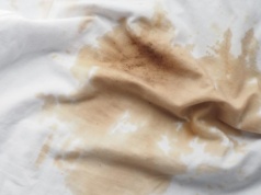 Zapomnij o drogich odplamiaczach, wystarczy jeden produkt z kuchni. Plamy znikają natychmiast