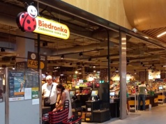 Biedronka da pracownikom po 4 tys. zł nagrody. Deszcz pieniędzy w sklepach mimo burzy na świecie