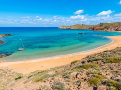 Gdzie na wakacje 2026? Nowe bezpośrednie loty z Warszawy na rajską wyspę Hiszpanii