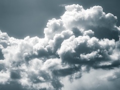 Pustynny pył po cichu zmienia chmury nad północną półkulą