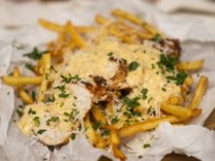 Kurczak z frytkami z sosem w stylu Alfredo. Nasz przepis dnia stanie się hitem w twoim domu