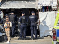 Duża akcja służb we Włochach. Zamknięte targowisko, są zatrzymani