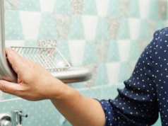 Jak często seniorzy powinni brać prysznic? Podano konkretną liczbę