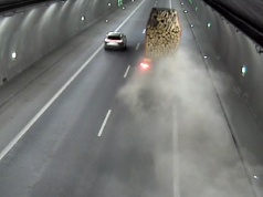 Ciężarówka zniszczyła nawierzchnię w tunelu na zakopiance