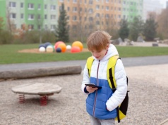 Kupiła dziecku telefon. Matka: "Syn wreszcie stał się częścią grupy"