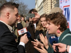 "Można dostać w twarz". PiS otwiera się na młodych