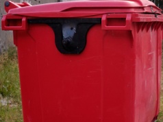 Mieszkańcy postawili czerwone pojemniki na śmieci. To sposób na "niepotrzebny bałagan"