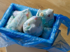 Jedno dziecko produkuje nawet tonę śmieci. Gdzie wyrzucić pieluchy? Sortownie biją na alarm