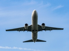 Szef IATA ostrzega pasażerów. Wojna na Bliskim Wschodzie uderzy w portfele