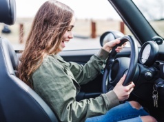 Pokolenie Z najbardziej konserwatywne wśród kupujących samochody. Oto wymagania młodych