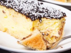 Układam w tortownicy i zalewam masą serową. Przepis dostałam od kuzynki i od razu stał się hitem każdych świąt