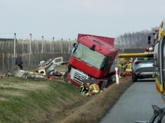 Poważny wypadek ciężarówki na DK50. Kierowca i pasażer wypadli przez przednią szybę. W akcji śmigłowiec LPR