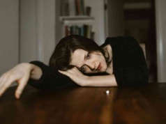 Samotność w głośnym świecie. Przywiązanie do „byłego” gaśnie latami