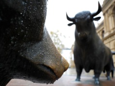 Spadki na światowych giełdach. Odwrót WIG20, rajd węglowych spółek i efekt Biedronki