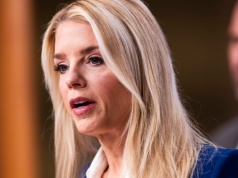 "Tykająca bomba" w Białym Domu. Pam Bondi może poważnie zaszkodzić Trumpowi