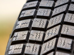 Czy od 2026 roku zapłacisz "podatek od opon"? Nowe unijne normy ścieralności