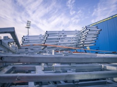 Zielona Trybuna powstanie wcześniej niż planowano. Na Drodze Dębińskiej już rozpoczął się jej montaż.