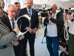 Ministra pokazała gigantyczną obrożę z GPS-em. O co chodzi?