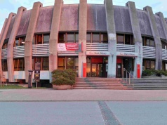 Bank przy ulicy Kapelanka w Krakowie na sprzedaż. Chętnych nie ma, więc cena spada