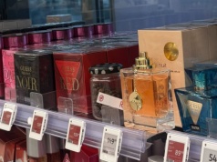 Rossmann wyprzedaje kultowe perfumy Calvina Kleina - 50-tki uwielbiają je za trwałość