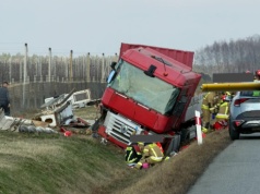 Dramatyczny wypadek koło Grójca. Kierowca i pasażer wypadli przez szybę