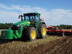 Ukraiński holding gotowy do siewów. Kupili 6 nowych ciągników John Deere serii 8R za jednym zamachem