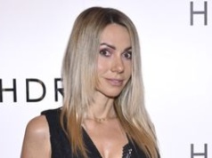 Opczowska cała w koronkach. Dół optycznie wydłuża nogi