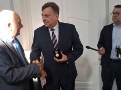 Burmistrz Człuchowa wyróżniony ukraińskim Medalem im. Yevhena Chykalenki