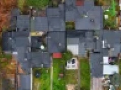 Kuria ubiła interes życia z deweloperem. Sprzedała ziemię razem z mieszkańcami