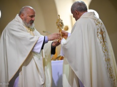 Mija pięć lat od poświęcenia kaplicy wieczystej adoracji przy kościele NSPJ. Wprowadzono relikwie św. Ojca Pio