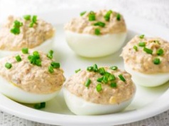 Robię śniadaniowy klasyk PRL-u i faszeruję nim jajka. Wychodzą 100 razy smaczniejsze niż w majonezie