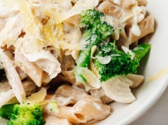 Pyszny makaron z brokułami i łososiem. Przepis Karoliny Stolarskiej-Bigos