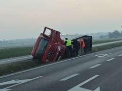 Ciężarówka w rowie na DK12. Możliwe utrudnienia na trasie Piaski – Chełm