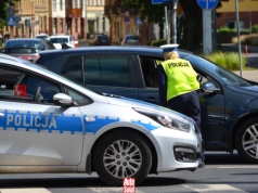 Przy polskich drogach stoi niewidzialny znak. Działa nawet, kiedy jesteś z prawej