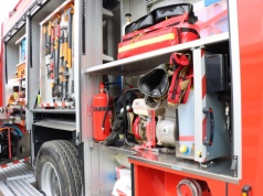 Nocny wypadek w Krakowie. Auto uderzyło w drzewo i stanęło w ogniu. Nie żyje jedna osoba