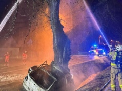 Tragiczny wypadek w Krakowie. Auto spłonęło po uderzeniu w drzewo, w środku zwęglone ciało