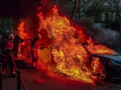 Senior jechał płonącym autem przez miasto. Szukał strażaków, a policja nie mogła uwierzyć