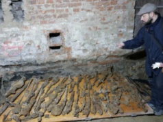 Arsenał z czasów obu wojen światowych odkryty w piwnicach kamienicy w Krośnie