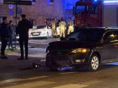 Zielona Góra. Zderzenie na skrzyżowaniu, jeden z samochodów uderzył w kamienicę (ZDJĘCIA CZYTELNIKA)