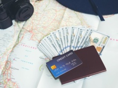 Wakacje 2026 pod znakiem drogich lotów