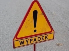 Groźne zdarzenie w Ciechanowie. Osobówka zderzyła się z ciągnikiem rolniczym